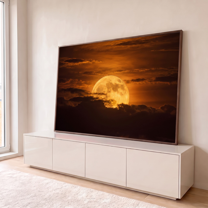 Quadro Decorativo Grande Lua Cheia Dourada Laranja para Sala | quadros decorativos para sala | lua cheia dourada surgindo entre nuvens escuras em céu laranja de entardecer | em Quadros para Sala | Porao dos Quadros