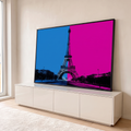 Torre Eiffel em Paris com céu dividido em azul e rosa vibrantes, estilo pop art duotone, quadro decorativo