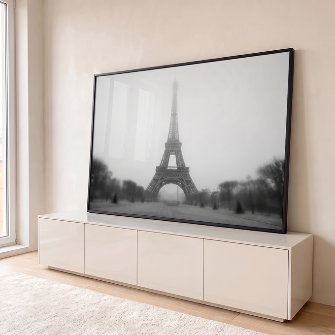 Quadro Decorativo Grande Torre Eiffel Neblina para Sala | quadros decorativos para sala | Torre Eiffel envolta em neblina densa, foto em preto e branco com árvores ao redor | em Quadros para Sala | Porao dos Quadros
