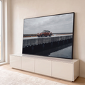 Porsche 911 clássico cor cobre em píer de concreto sobre o mar sob céu cinza, quadro decorativo