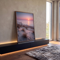 Duna de areia com cerca de madeira e capim diante do mar calmo ao pôr do sol rosa, quadro decorativo