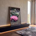 Pintura de Porsches 911 clássicos rosa, verde e lilás estacionados em pátio com tuk-tuk, quadro decorativo