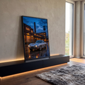 Quadro Decorativo Grande Corvette Prateado para Sala Azul | quadros decorativos para sala | carro esportivo clássico prateado em rua molhada à noite com prédio industrial ao fundo | em Quadros para Sala | Porao dos Quadros