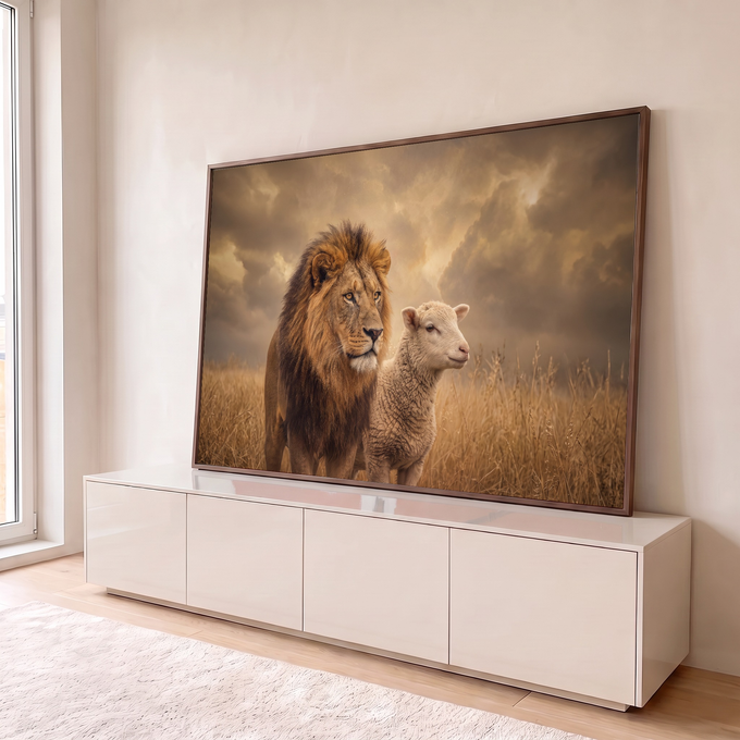 Leão de juba farta ao lado de um cordeiro em campo dourado sob céu nublado, quadro decorativo