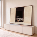 Porsche 911 branco em portal de estuque bege com filhote de leão à frente, fotografia minimalista, quadro decorativo