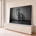 Quadro Decorativo Grande Crianças e Espelho para Sala Preto | quadros decorativos para sala | menino e menina se olham diante de espelho antigo com coração desenhado, em preto e branco | em Quadros para Sala | Porao dos Quadros