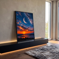 Pôr do sol laranja sobre mar com ilhas, lua crescente e Via Láctea no céu estrelado, quadro decorativo
