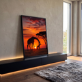 Girafa e filhote em silhueta sob pôr do sol laranja na savana com acácia, quadro decorativo