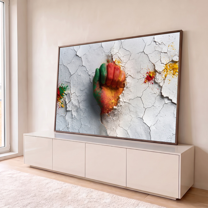 Punho cerrado pintado de verde, vermelho e amarelo rompendo parede branca rachada, quadro decorativo