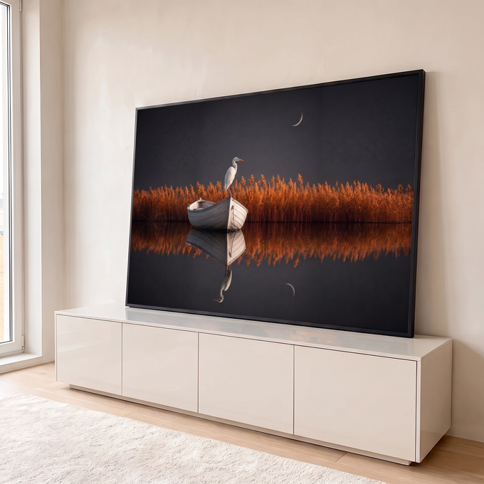 Garça branca sobre barco de madeira entre juncos laranja, lua e reflexo na água escura, quadro decorativo