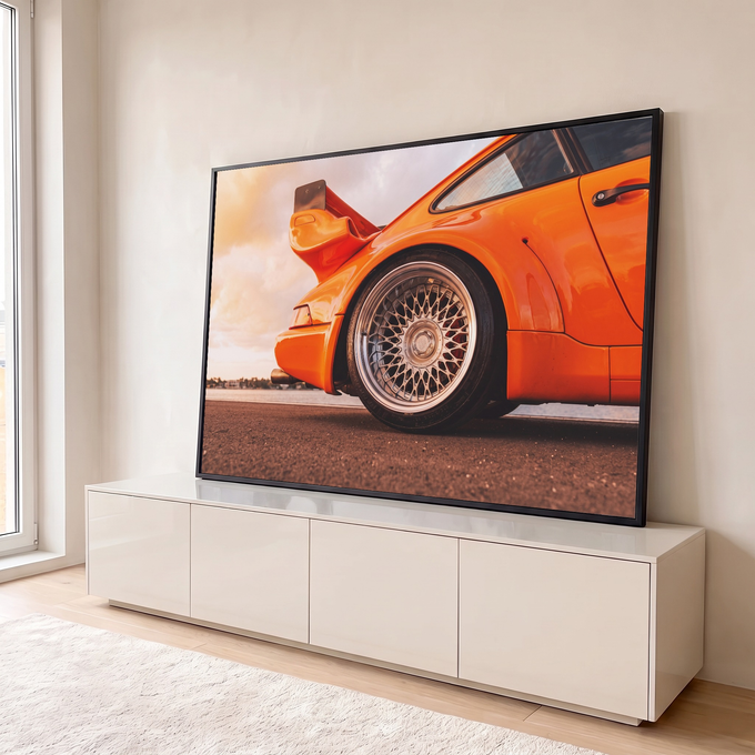 Traseira de carro esportivo laranja com roda cromada raiada e aerofólio ao pôr do sol, quadro decorativo