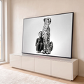 Quadro Decorativo Grande Criança Encostada para Sala Preto | quadros decorativos para sala | criança encostada em guepardo sentado, fotografia em preto e branco | em Quadros para Sala | Porao dos Quadros