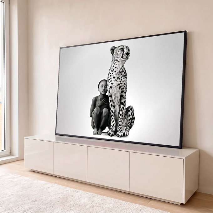 Quadro Decorativo Grande Criança Encostada para Sala Preto | quadros decorativos para sala | criança encostada em guepardo sentado, fotografia em preto e branco | em Quadros para Sala | Porao dos Quadros