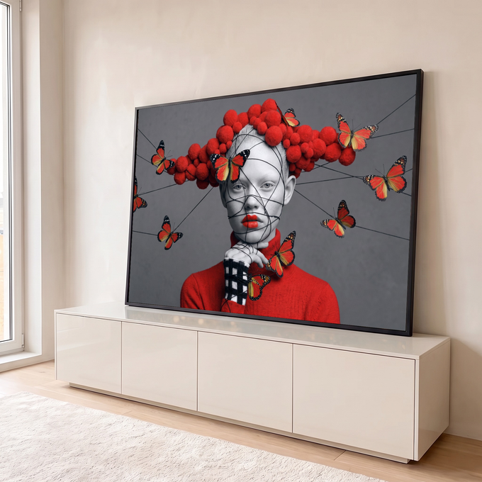 Mulher com rosto envolto em fios, lábios vermelhos, pompons e borboletas monarca sobre fundo cinza, quadro decorativo