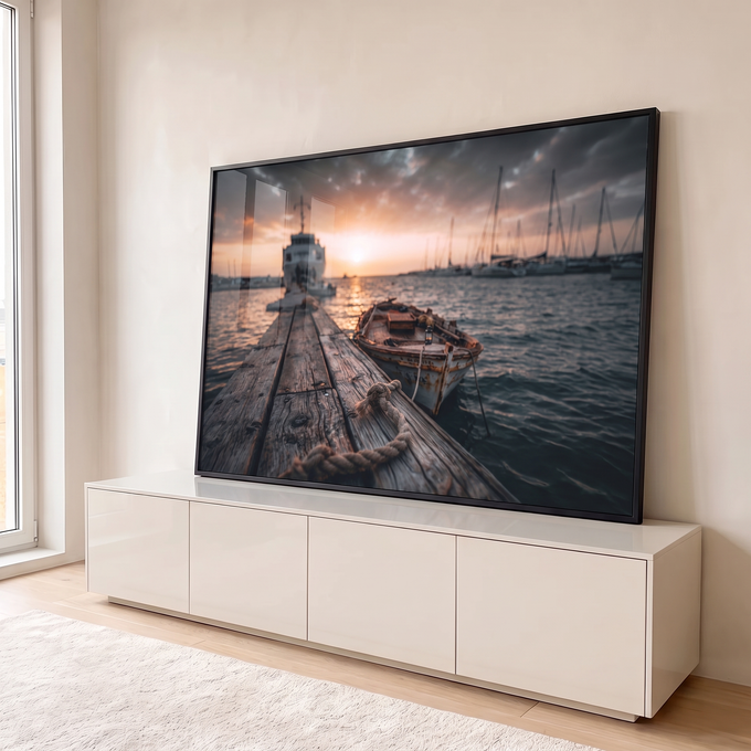 Quadro Decorativo Grande Cais de Madeira para Sala Laranja | quadros decorativos para sala | cais de madeira com corda, barco rústico e pôr do sol dourado no porto | em Quadros para Sala | Porao dos Quadros