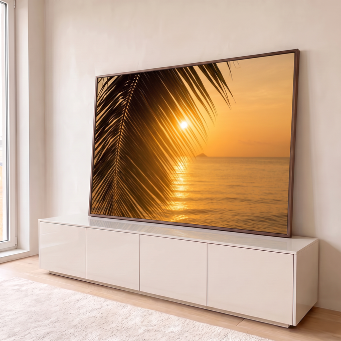 Quadro Decorativo Grande Folhas de Coqueiro para Sala | quadros decorativos para sala | silhueta de folhas de coqueiro emoldurando pôr do sol dourado sobre o mar | em Quadros para Sala | Porao dos Quadros