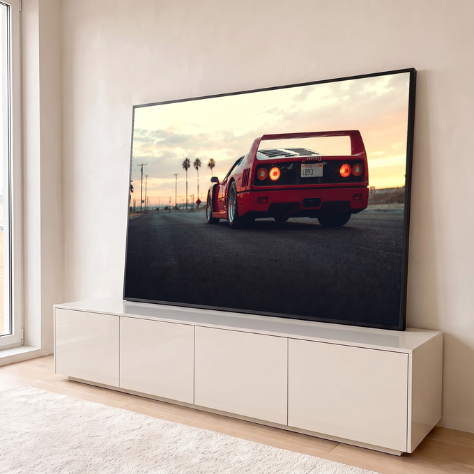 Ferrari F40 vermelha de traseira, lanternas acesas, em estrada com palmeiras ao pôr do sol, quadro decorativo