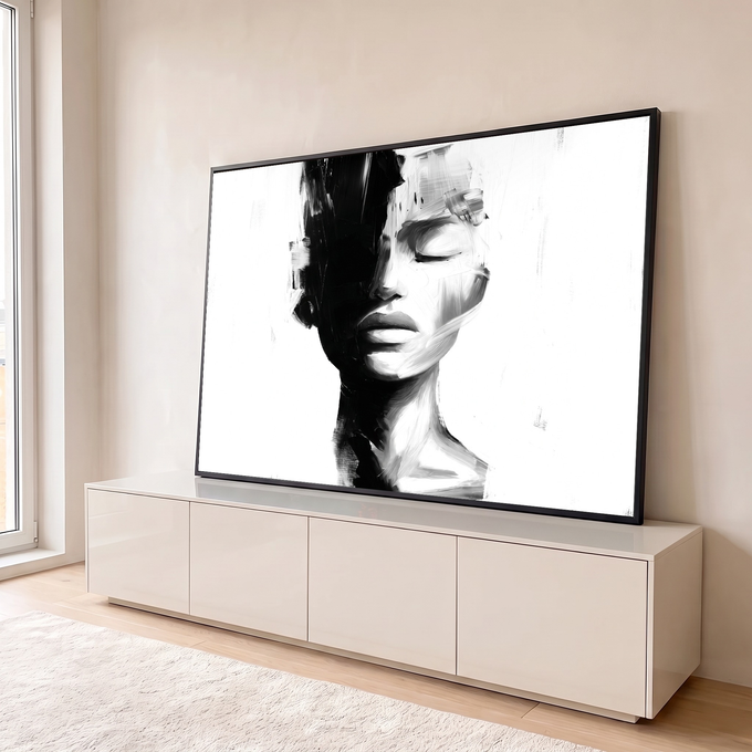 Rosto de mulher de olhos fechados em pinceladas preto e branco, metade em sombra, quadro decorativo