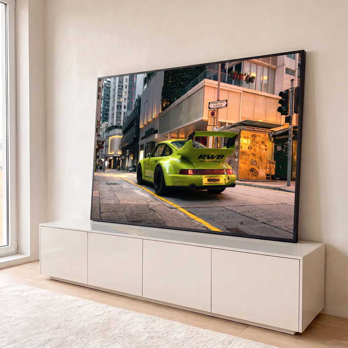 Porsche 911 RWB verde limão com aerofólio em rua urbana de Hong Kong ao entardecer, quadro decorativo