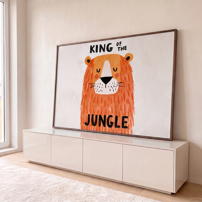 Quadro Decorativo Grande Leão de Bebê para Quarto de Bebê | quadros decorativos para sala | leão fofo em aquarela laranja com frase king of the jungle em letras pretas | em Quadros para Quarto de Bebê | Porao dos Quadros