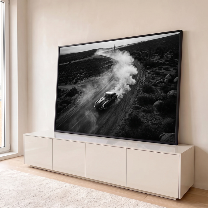 Quadro Decorativo Grande Carro Clássico Deserto para Sala | quadros decorativos para sala | carro clássico preto levantando poeira em estrada deserta vista de cima | em Quadros para Sala | Porao dos Quadros