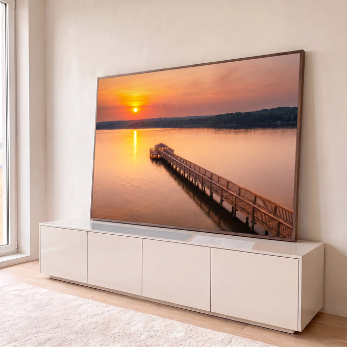 Quadro Decorativo Grande Píer Lago para Sala Laranja | quadros decorativos para sala | píer de madeira sobre lago calmo com pôr do sol laranja e gazebo ao fundo | em Quadros para Sala | Porao dos Quadros