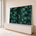 Vista aérea de barco com remador entre folhas de lótus verdes e peixes vermelhos, quadro decorativo