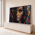 Rosto de mulher de olhos verdes fundido a prédios noturnos dourados, em pintura texturizada, quadro decorativo