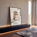 Corujinha marrom em aquarela pousada em galho com folhas verde-sálvia sobre fundo creme, quadro decorativo