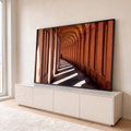 Corredor de arcos em Bolonha, tons terracota, sombras diagonais e pessoa caminhando, quadro decorativo