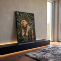 Leão de juba dourada dormindo relaxado sobre galho de árvore entre folhas verdes, quadro decorativo