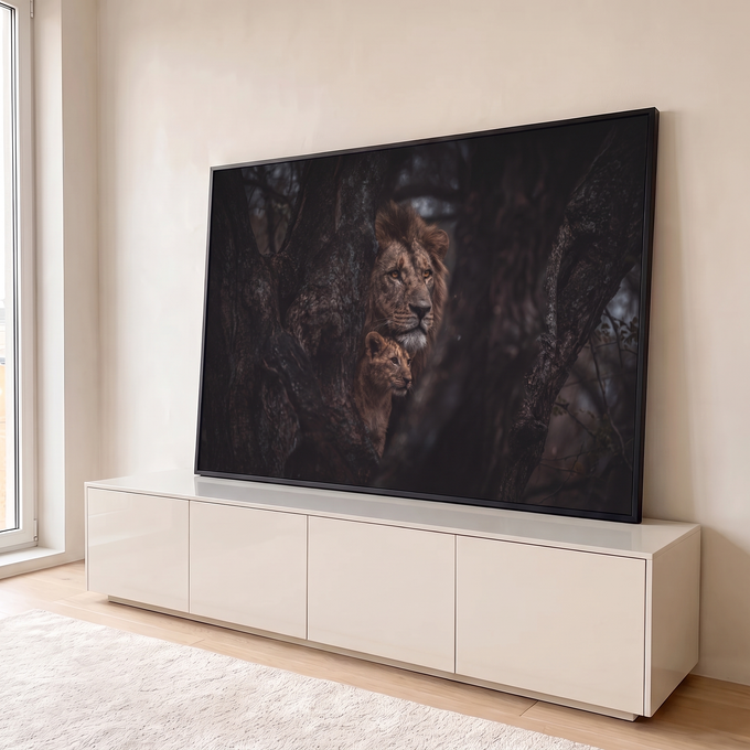 Leão e filhote entre troncos de árvore na floresta escura, em tons marrons, quadro decorativo