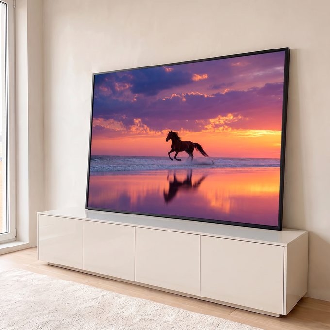 Quadro Decorativo Grande Cavalo Galopando Roxo para Sala | quadros decorativos para sala | cavalo galopando na praia com reflexo na água sob céu roxo e laranja de pôr do sol | em Quadros para Sala | Porao dos Quadros