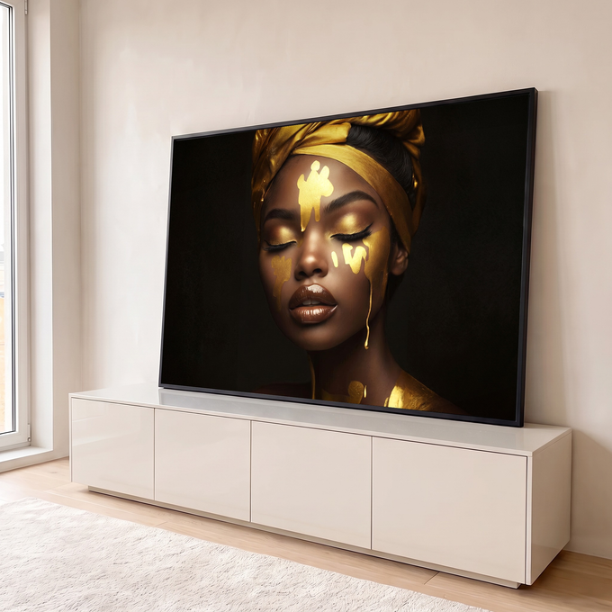 Mulher negra de turbante dourado, olhos fechados e tinta dourada no rosto em fundo preto, quadro decorativo