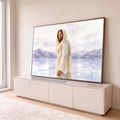 Jesus Cristo sorrindo de manto claro à beira de lago com montanhas lilás em aquarela, quadro decorativo