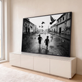 Quadro Decorativo Grande Meninos Correndo para Sala Preto | quadros decorativos para sala | dois meninos correndo com pombos voando numa rua molhada em preto e branco | em Quadros para Sala | Porao dos Quadros