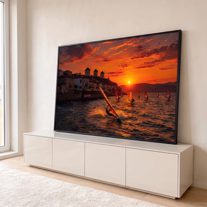 Pôr do sol laranja sobre o mar com windsurfistas, vilarejo e moinhos de vento de Alaçati, quadro decorativo
