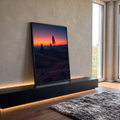 Quadro Decorativo Grande Três Árvores para Sala Laranja | quadros decorativos para sala | silhuetas de três pinheiros contra pôr do sol laranja e rosa com lua crescente | em Quadros para Sala | Porao dos Quadros