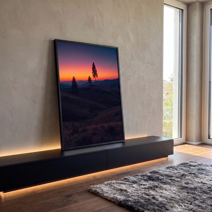 Quadro Decorativo Grande Três Árvores para Sala Laranja | quadros decorativos para sala | silhuetas de três pinheiros contra pôr do sol laranja e rosa com lua crescente | em Quadros para Sala | Porao dos Quadros