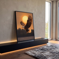 Quadro Decorativo Grande Águia Americana para Sala Laranja | quadros decorativos para sala | águia-de-cabeça-branca voando com asas abertas diante de sol alaranjado ao entardecer | em Quadros para Sala | Porao dos Quadros