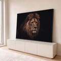 Quadro Decorativo Grande Leão Fotografia de Animal para Sala | quadros decorativos para sala | retrato de leão com juba marrom volumosa sobre fundo preto | em Quadros para Sala | Porao dos Quadros