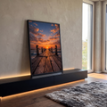 Quadro Decorativo Grande Píer de Madeira Laranja para Sala | quadros decorativos para sala | píer de madeira estendendo-se ao mar sob pôr do sol laranja intenso com nuvens dramáticas | em Quadros para Sala | Porao dos Quadros