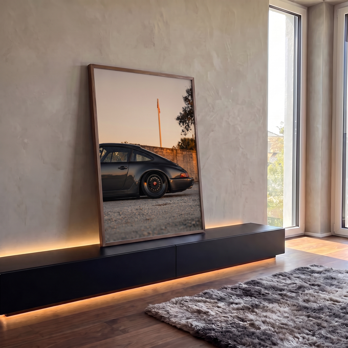 Porsche 911 clássico preto de perfil com rodas BBS sob céu de pôr do sol, quadro decorativo