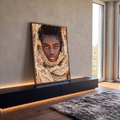 Quadro Decorativo Retrato Feminino com Colar de Conchas | quadros decorativos para sala | retrato de mulher negra envolta em ráfia bege com colar de conchas búzio | em Quadros para Sala | Porao dos Quadros