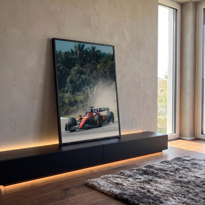 Quadro Decorativo Grande Carro Automobilismo para Sala | quadros decorativos para sala | carro de corrida vermelho derrapando levantando poeira com palmeiras ao fundo | em Quadros para Sala | Porao dos Quadros