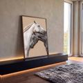 Cavalo branco de crina trançada apoiado sobre cavalo tordilho cinza em fundo bege, quadro decorativo