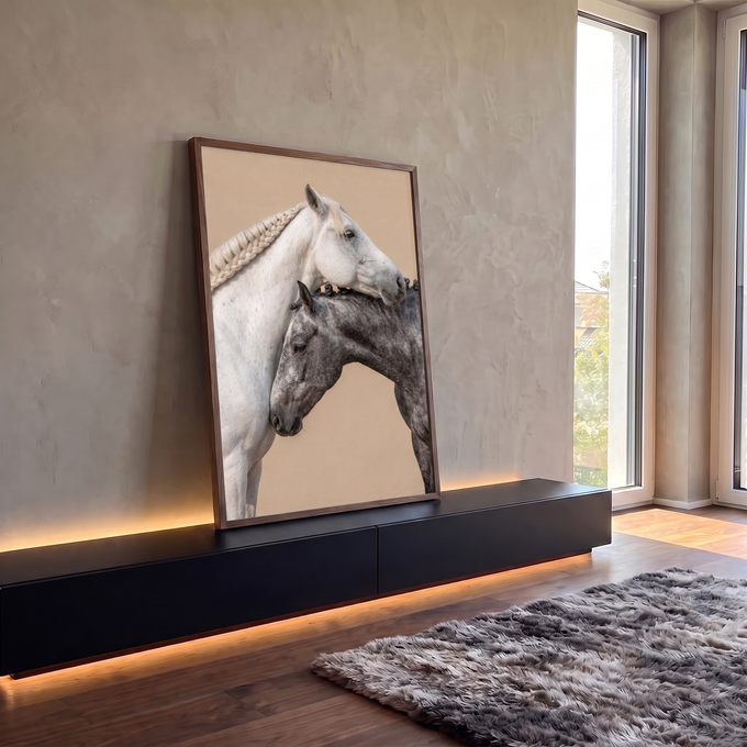 Cavalo branco de crina trançada apoiado sobre cavalo tordilho cinza em fundo bege, quadro decorativo