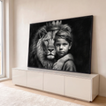 Quadro Decorativo Grande Menino e Leão para Sala Preto | quadros decorativos para sala | leão coroado encostado no rosto de um menino, em preto e branco estilo grafite | em Quadros para Sala | Porao dos Quadros