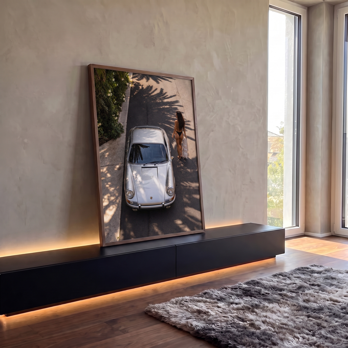 Porsche 911 prata visto do alto com mulher de biquíni e sombras de palmeiras no asfalto, quadro decorativo
