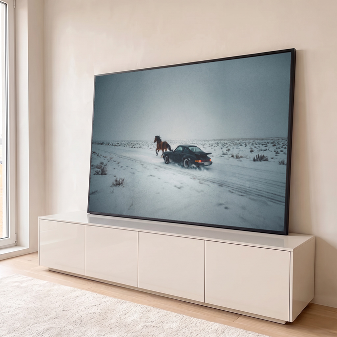 Quadro Decorativo Grande Cavalo Correndo para Sala Cinza | quadros decorativos para sala | cavalo marrom correndo ao lado de carro esportivo escuro em estrada nevada com lanternas vermelhas acesas | em Quadros para Sala | Porao dos Quadros